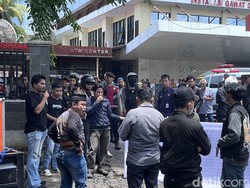 Demo di RS Bhayangkara Makassar, Massa Desak Penyebar Foto Visum Diungkap