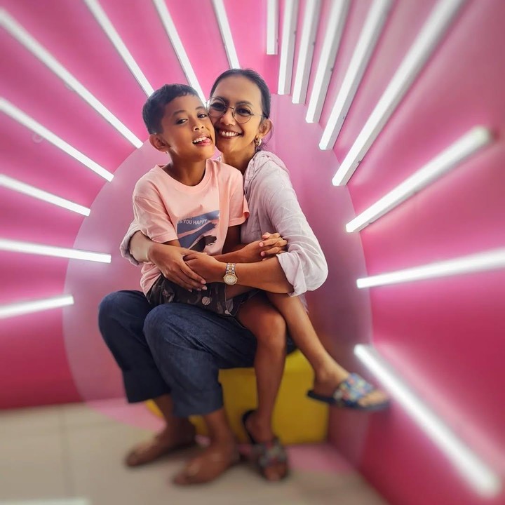 <p>Penyanyi Nina Tamam melahirkan anak pertamnaya Shaquille Skylar Kama, pada tahun 2014. Nina dikaruniai anak pertama setelah 12 tahun menikah dengan mantan suaminya Erikar Lebang. Menurut beberapa sumber, Nina melakukan berbagai upaya untuk mendapatkan kehamilan, seperti melakukan cek kesehatan ke dokter.&nbsp; (Foto: Instagram @adaninanih)</p>