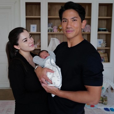 Dikaruniai Anak Pertama, 7 Potret Pangeran Mateen & Anisha Rosnah Kenalkan Baby Zahra