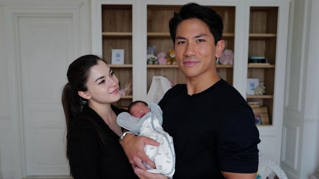 Dikaruniai Anak Pertama, 7 Potret Pangeran Mateen dan Anisha Rosnah Kenalkan Baby Zahra