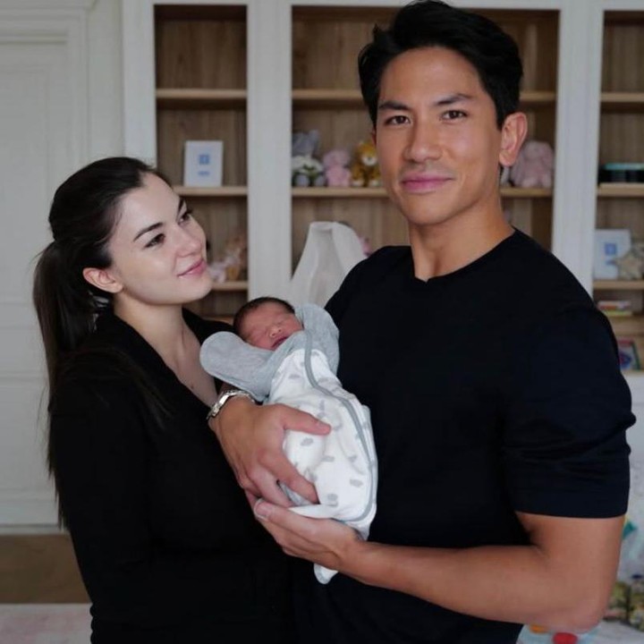 <p>Kabar bahagia ini dibagikan langsung melalui Instagram Pangeran Mateen. Ia pun juga mengumumkan nama sang putri yang indah. "Zahra Mariam Bolkiah. Anisha dan saya sangat berterima kasih kepada tim yang luar biasa di JPMC atas perawatan dan dukungan mereka yang luar biasa, dan sangat berterima kasih kepada semua orang atas ucapan baiknya," ungkapnya dikutip dari akun Instagram <em>@tmski</em>. (Foto: Instagram @tmski)</p>