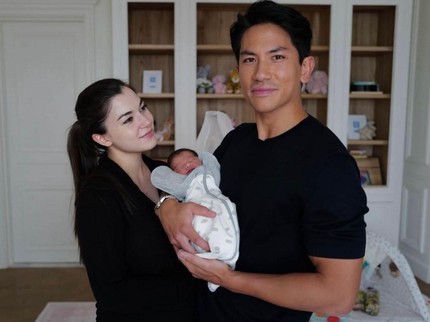 Potret Pangeran Mateen & Istri Umumkan Nama Anak Pertamanya, Curi Perhatian Netizen