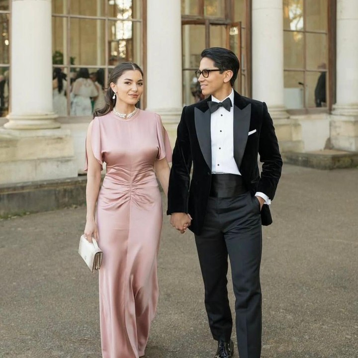 <p>Sebelum memutuskan untuk menikah, Pangeran Mateen telah menjalin hubungan asmara selama beberapa tahun dengan Anisha. Kabar pertunangan Pangeran Mateen dengan Anisha Rosnah juga sempat menghebohkan banyak netizen. Tak sedikit dari mereka yang merasa 'patah hati' melihat pangeran favoritnya resmi melepas status lajang. (Foto: Instagram @tmski)</p>