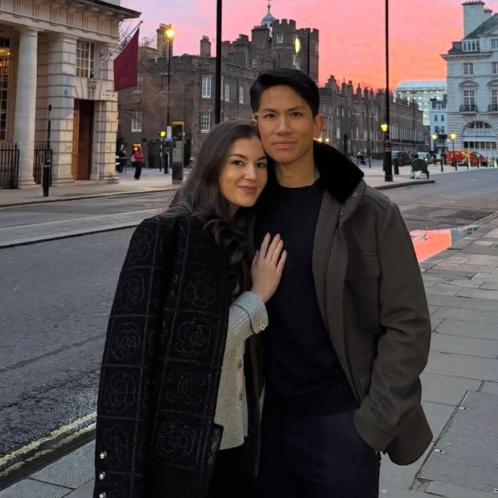 <p>Pada tahun 2024, Pangeran Mateen akhirnya resmi mengikat janji sucinya dengan Anisha Rosnah. Pernikahan yang disebut mewah ini diketahui digelar selama 10 hari berturut-turut lho, Bunda. (Foto: Instagram @tmski)</p>