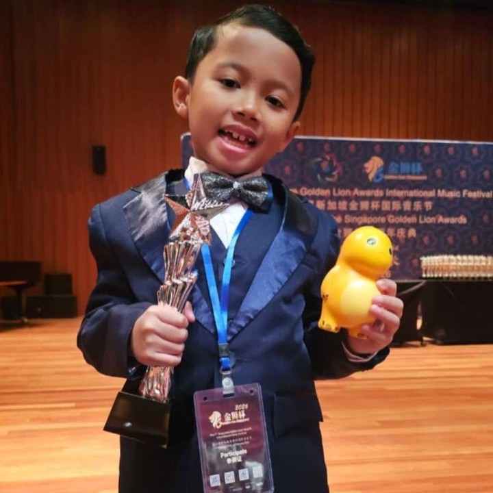 <p>Setiap orang tua pasti ingin anak-anaknya tumbuh berprestasi. Apalagi, jika prestasi itu lahir dari minat dan bakat yang ia tekuni sendiri. Hal itulah yang ditunjukkan oleh Parama Hansa Abhipraya. Baru-baru ini, Parama berhasil meraih 2nd Silver Trophy dalam kompetisi Piano Golden Lion Singapore 2026 yang berlangsung pada 6&ndash;8 Februari 2026. (Foto: Instagram @paramahansa.id)</p>