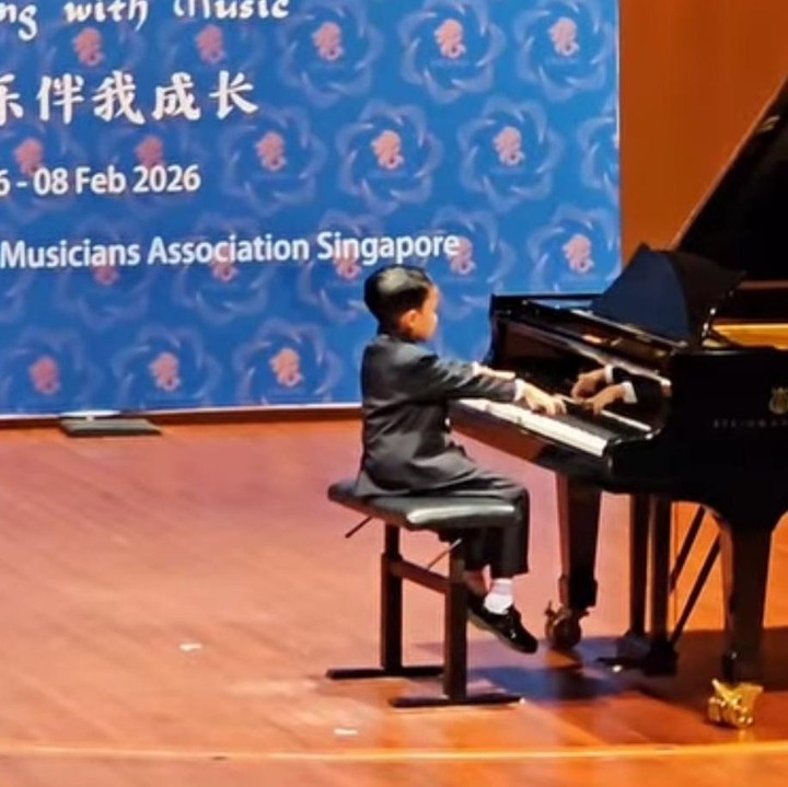 <p>Meski begitu, anak berusia 7 tahun ini tetap menikmati setiap momennya di panggung bersama peserta lain dari berbagai negara. "Panggungnya besar sekali dan aku tampil di depan panel juri yang hebat-hebat. Meskipun menantang, aku tetap percaya diri karena aku sangat suka bermain piano," ujarnya. (Foto: Instagram @paramahansa.id)</p>