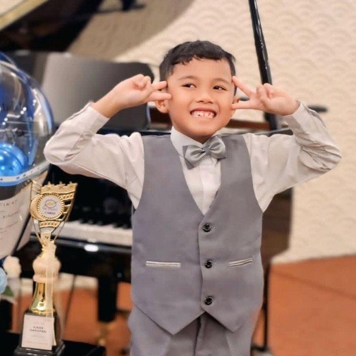 <p>Sebelumnya, Parama juga sempat meraih gelar World Star Champion dalam Thailand International Mathematical Olympiad (TIMO) 2025. Tak hanya itu, ia juga mengumpulkan berbagai medali emas dari kompetisi matematika internasional lainnya, salah satunya Hong Kong International Mathematical Olympiad (HKIMO). (Foto: Instagram @paramahansa.id)</p>