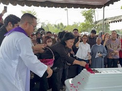 Momen Haru Pemakaman Ketua DPRD Surabaya Adi Sutarwijono di TPU Keputih