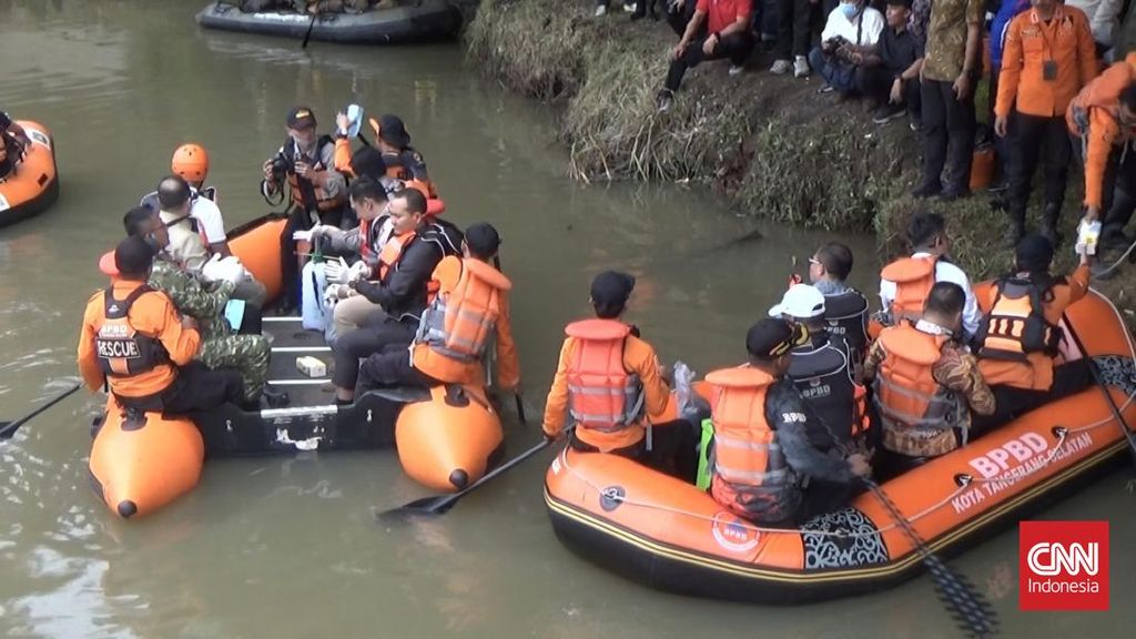 Sungai Jaletreng Ditaburi Karbon Aktif Usai Tercemar Limbah Kimia
