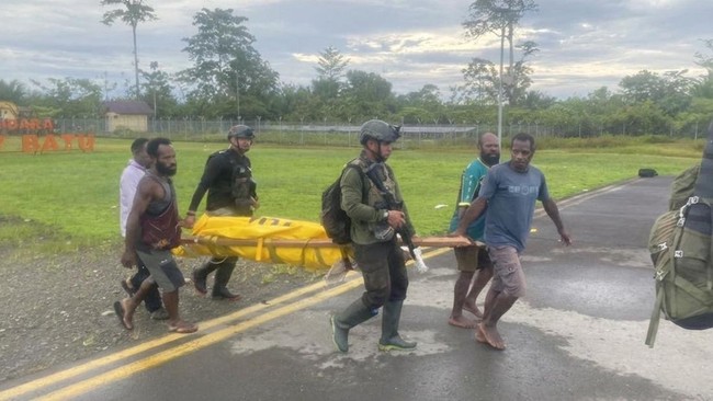 Satgas Operasi Damai Cartenz evakuasi jenazah pilot pesawat Smart Air yang tewas ditembak KKB di Bandara Koroway, Papua.