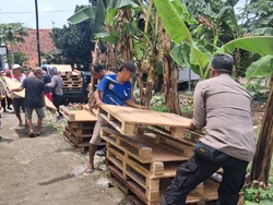 Pastikan Hunian Layak, Polres Tegal Bantu Bangun Tenda di Lebaksiu