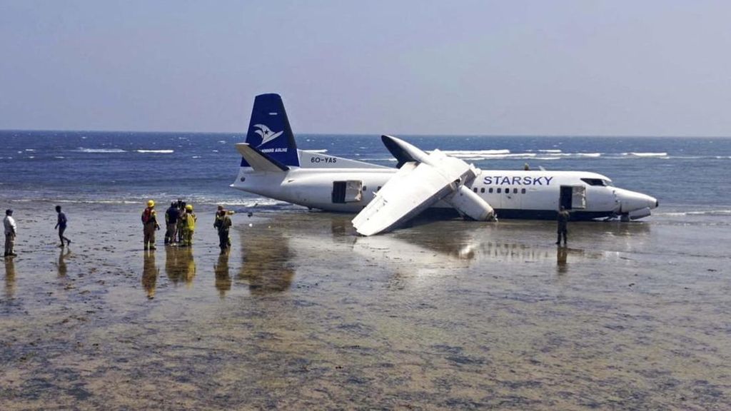 Mendarat Darurat, Pesawat Berisi 55 Penumpang Tergelincir ke Laut