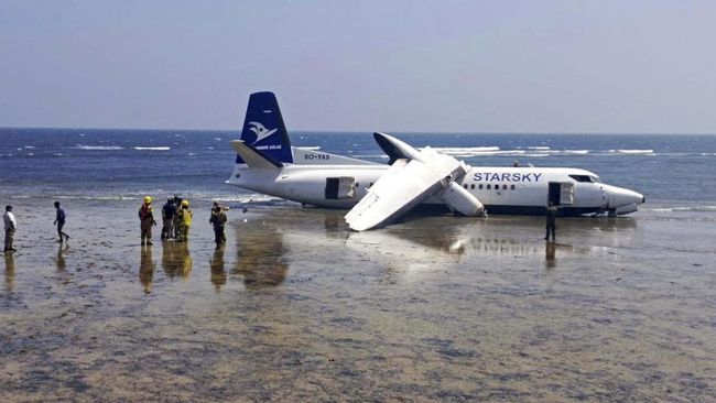 Pesawat Starsky Aviation tergelincir saat melakukan pendaratan darurat dan berakhir di perairan dangkal dekat Bandara Somalia pada Selasa (10/2).
