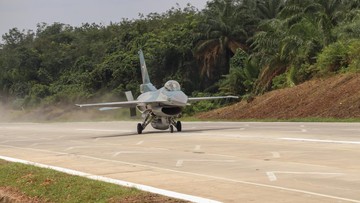 Pesawat Tempur TNI AU Uji Coba Pendaratan di Tol Lampung
