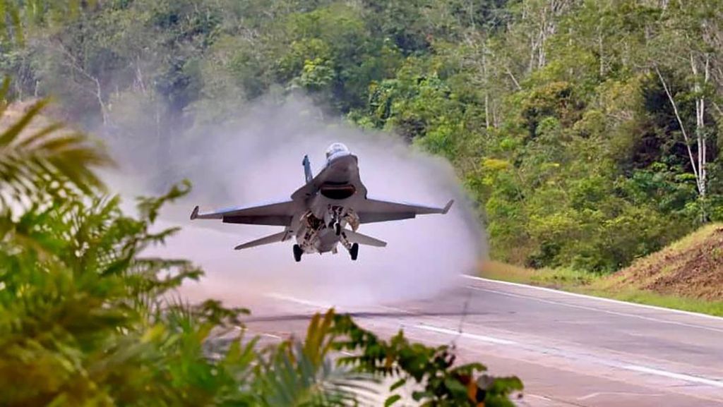 FOTO: Uji Coba Pendaratan Pesawat Tempur TNI AU di Tol Lampung
