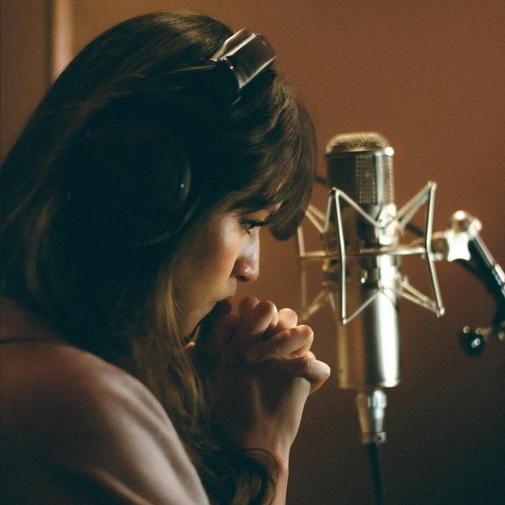 <p>Dalam unggahan itu, Raisa tampil sederhana dengan atasan lengan panjang abu-abu. Ia tampak fokus menghayati lagu tersebut agar proses rekaman juga berjalan optimal&nbsp;(Foto: Instagram @raisa6690)</p>