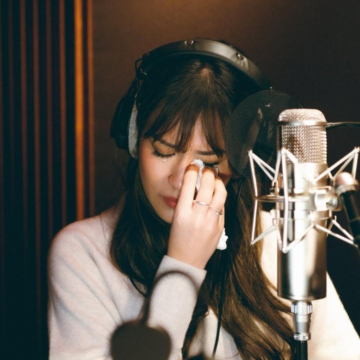 <p>Perempuan 35 tahun ini pun mencuri perhatian para penggemar karena terlihat tak kuasa menahan tangis. Usut punya usut, lagu ini dibuat untuk mengenang mendiang sang Bunda.&nbsp;(Foto: Instagram @raisa6690)</p>