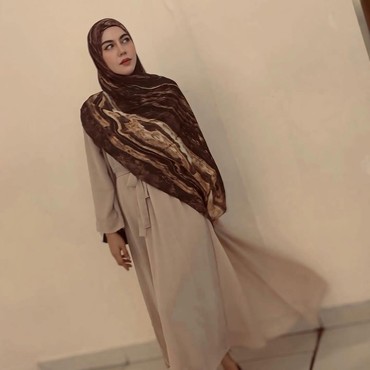 Intip 7 Gaya Ratu Rizky Nabila Pakai Hijab Pasmina Simple & Stylish