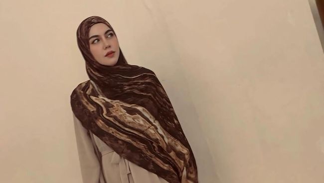 Intip 7 Gaya Ratu Rizky Nabila Pakai Hijab Pasmina Simple dan Stylish