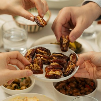 Masih di Kereta saat Azan? 5 Ide Takjil yang Cocok untuk Buka Puasa di Perjalanan