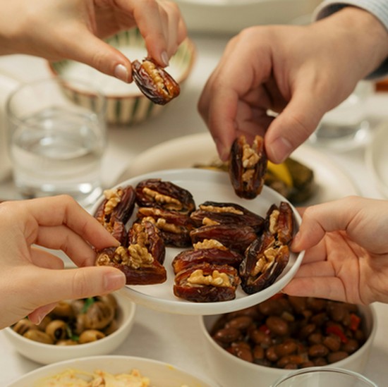 Masih di Kereta saat Azan? 5 Ide Takjil yang Cocok untuk Buka Puasa di Perjalanan