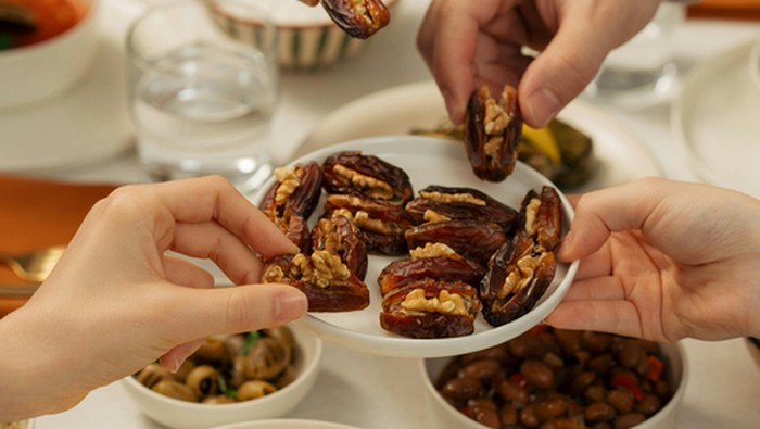 Masih di Kereta saat Azan? 5 Ide Takjil yang Cocok untuk Buka Puasa di Perjalanan