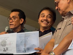 Roy Suryo Cs Tunjukkan Salinan Ijazah Jokowi di Polda Metro