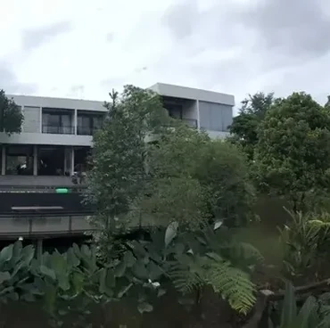 8 Penampakan Rumah Baru Reza Arap Untuk MARAPTHON S3 Megah Dikelilingi Pepohonan Rimbun