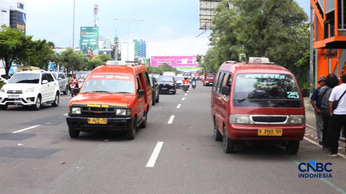 Bikin Geger! Pejabat RI Terciduk Naik Angkot, Tolak Pakai Mobil Dinas 