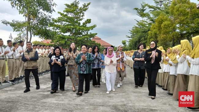 CT Arsa Foundation mendapat donasi sebesar Rp 100 juta dari Dharma Wanita Persatuan (DWP) Kementerian Pertahanan.