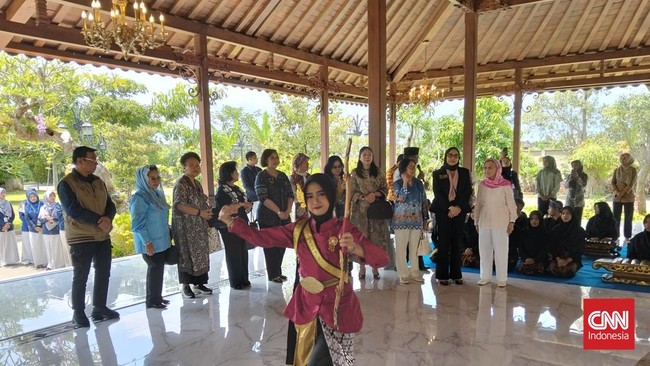 Anita Ratnasari Tanjung dan rombongan SIKIB kunjungi SMA Unggulan CT Arsa, membahas pendidikan dan penyerahan donasi Rp100 juta untuk siswa.