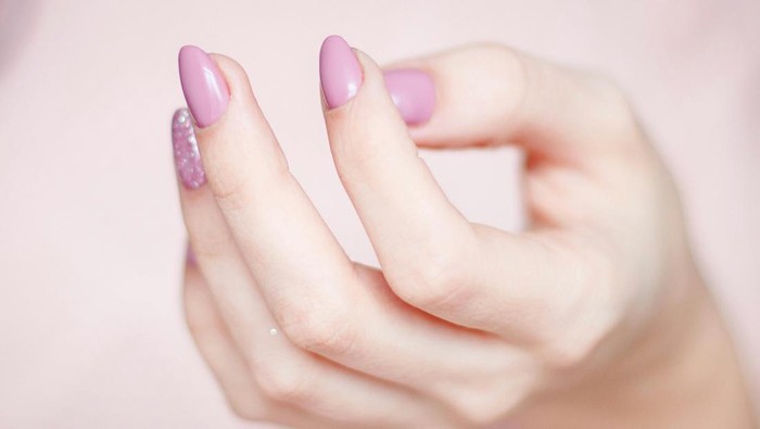 Soft pink. Pink lembut memberikan kesan feminin dan romantis.