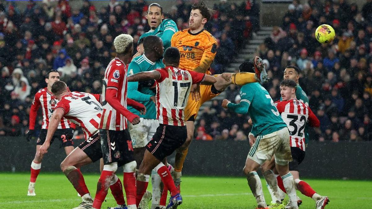 FOTO: Van Dijk Selamatkan Liverpool dari Sergapan Sunderland