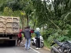 Sopir Truk Ugal-Ugalan Pukul Pengendara Motor Pakai Kunci Roda di Malang