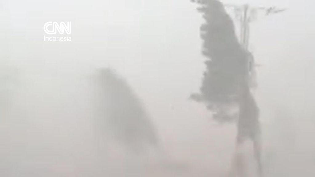 Detik-detik Hujan Angin Kencang di Pakansari, Puing-puing Beterbangan