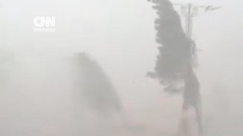 Detik-detik Hujan Angin Kencang di Pakansari, Puing-puing Beterbangan