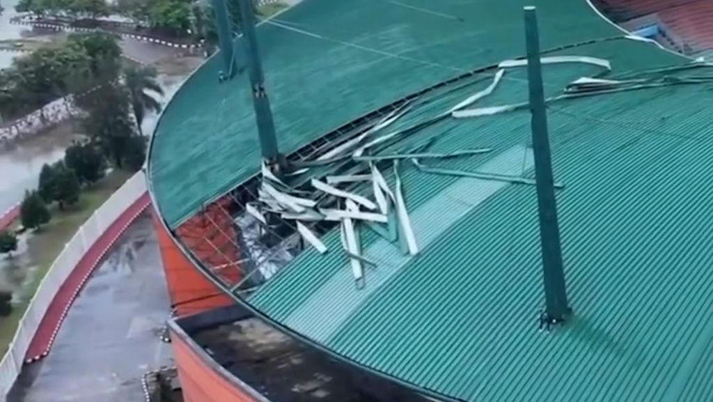Penampakan Atap Stadion Pakansari Rusak Diterjang Hujan Badai