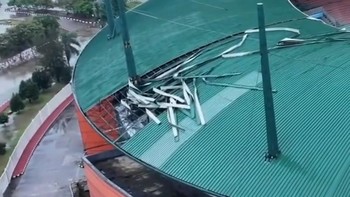 Penampakan Atap Stadion Pakansari Rusak Diterjang Hujan Badai