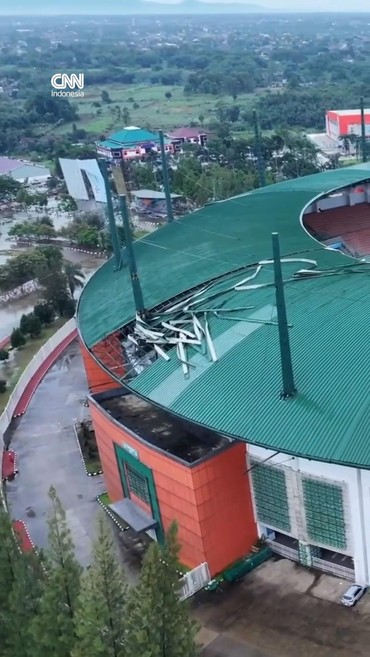 Penampakan Atap Stadion Pakansari Rusak Diterjang Hujan Badai