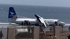 Penampakan Pesawat Mendarat Darurat di Pantai Somalia