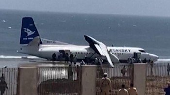 Penampakan Pesawat Mendarat Darurat di Pantai Somalia