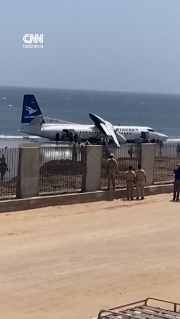 Penampakan Pesawat Mendarat Darurat di Pantai Somalia
