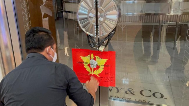 Toko perhiasan mewah Tiffany & Co terancam denda 1.000 persen dari nilai kepabeanan maupun pajak dalam rangka impor apabila terbukti melakukan pelanggaran.