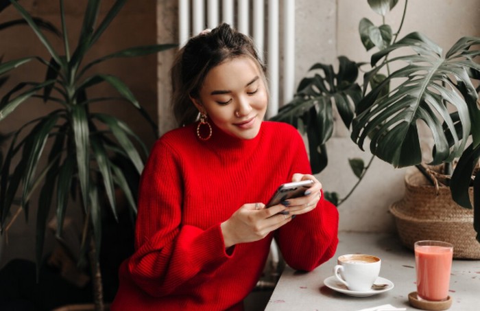 Ucapan Imlek 2026 untuk sahabat penuh makna dan doa keberuntungan. Cocok dikirim lewat chat atau media sosial untuk menyambut Tahun Baru Lunar./ Foto: freepik.com/lookstudio