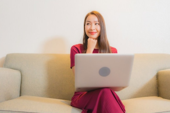 Ucapan Imlek 2026 untuk teman kantor sebaiknya sopan dan profesional. Pilih kata-kata yang positif untuk menjaga hubungan kerja tetap harmonis./ Foto: freepik.com/lifeforstock