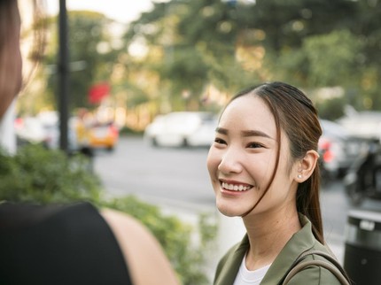 11 Ciri Kepribadian Suka Tersenyum ke Orang Tak Dikenal Menurut Psikologi, Bukan sekadar Ramah