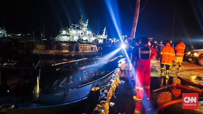 Kebakaran melanda Waterfront Labuan Bajo, menghanguskan empat kapal wisata. Penyebab kebakaran masih dalam penyelidikan.