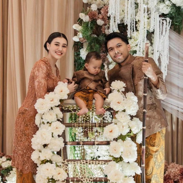<p>Putra dari pasangan Aaliyah Massaid dan Thariq Halilintar, Ahmad Arash Omara Thariq, atau yang akrab disapa <em>Baby</em> Arash, lahir pada 12 Juni 2025. Di usianya yang kini menginjak delapan bulan, Aaliyah dan sang suami pun menggelar acara tedak siten dengan begitu meriah. (Foto: Instagram @aaliyah.massaid/@thariqhalilintar)</p>