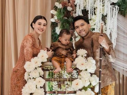 Pilih Stetoskop, Ini 5 Momen Tedak Siten Arash Anak Aaliyah Massaid di Usia 8 Bulan