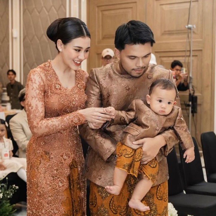 <p>"Acara tedak siten anak pertama kami, Ahmad Arash Omara Thariq. Alhamdulillah acara berjalan dengan lancar dan hari ini Arash memilih stethoscope! sesuai keinginan ibunya hahah, tapi jadi apapun itu nantinya terserah Arash. yang penting Arash menjadi anak yang soleh, beriman, sukses, dan berguna untuk banyak orang, aamiin," ungkap Aaliyah Massaid lewat Instagram-nya. (Foto: Instagram @aaliyah.massaid/@thariqhalilintar)</p>